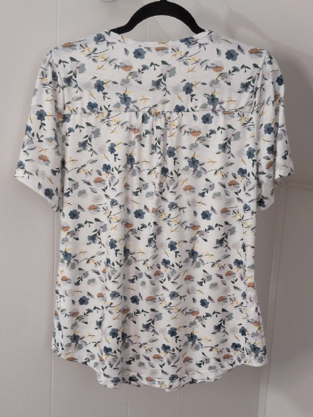 Fantaslook Floral Pintuck Short Sleeve Blouse - White/Blue/Tan - Picture 3 of 3